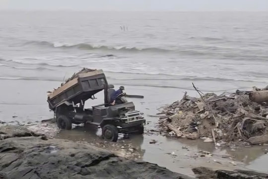 Đổ trộm hàng chục tấn rác xuống biển