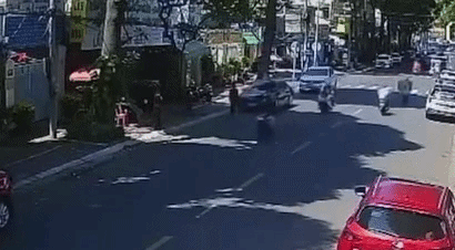 Ôtô chẹt lên người đi bộ dù tầm nhìn thông thoáng