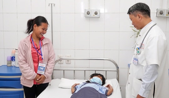 Nghẹt thở cuộc chạy đua ‘giờ vàng’ cứu sống bé gái bị rắn độc cắn khi đang ngủ