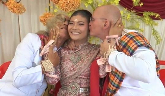 Người phụ nữ cưới 2 chú rể trong cùng một ngày