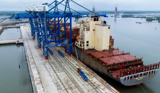 Hình ảnh cảng Phước An đón chuyến tàu đầu tiên của hãng tàu lớn nhất thế giới