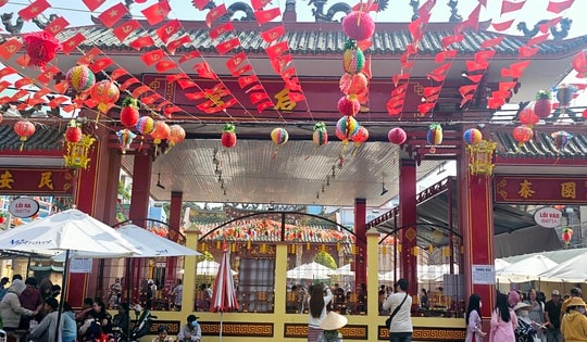 Hình ảnh khác lạ tại Chùa Bà Bình Dương vào mùng 7 tháng Giêng