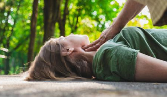 Người phụ nữ 50 tuổi tử vong sau ăn trưa, bác sĩ cảnh báo 3 thói quen là "sát thủ thầm lặng"