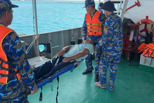 Tàu 741 Hải quân hỗ trợ vận chuyển cấp cứu ngư dân bị nạn trên quần đảo Trường Sa