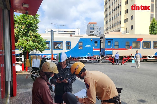 TP Hồ Chí Minh: Xử phạt nhiều trường hợp vi phạm tại điểm giao cắt đường sắt