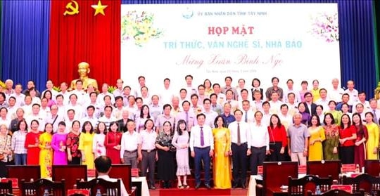 Phát huy vai trò đội ngũ trí thức, văn nghệ sĩ và báo chí trong phát triển địa phương