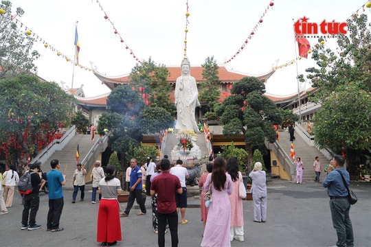 Người dân TP Hồ Chí Minh đi chùa cầu an Rằm tháng Giêng