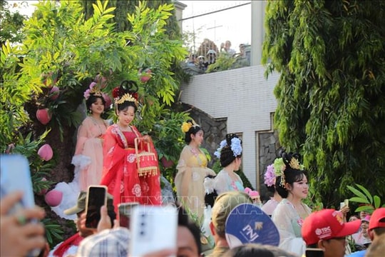 Hàng nghìn người dự lễ rước kiệu Bà tại Miếu Bà Thiên Hậu