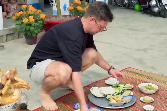 Chàng rể Nga thạo cúng bái, sắm Tết ở quê vợ