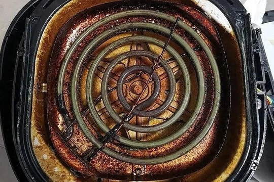 Hiểm họa khi quên vệ sinh mâm nhiệt của nồi chiên không dầu