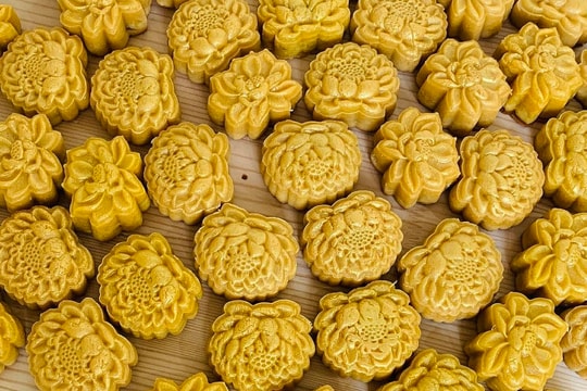 Bánh trung thu hoa sen mini hút khách dịp rằm tháng Giêng