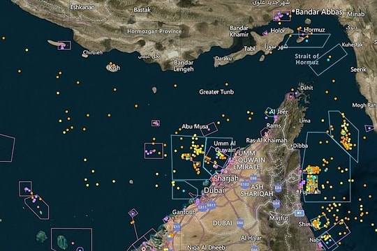 Vận tải toàn cầu gián đoạn vì hàng trăm tàu kẹt ở eo biển Hormuz