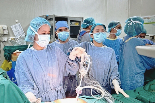 Phát hiện mắc 2 loại ung thư từ dấu hiệu đau bụng, vàng da