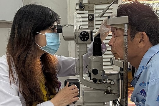 Mù hai mắt do pháo văng trúng khi tò mò đứng xem