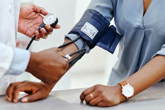 Bác sĩ tim mạch Mỹ tiết lộ mẹo thở giúp hạ huyết áp trong 2 phút