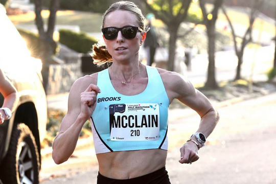 Runner Mỹ mất chức vô địch vì xe dẫn đường chỉ sai hướng