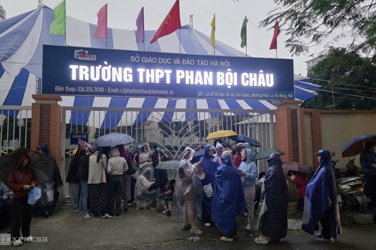 Xem xét phạt trường để phụ huynh xếp hàng thâu đêm mua hồ sơ