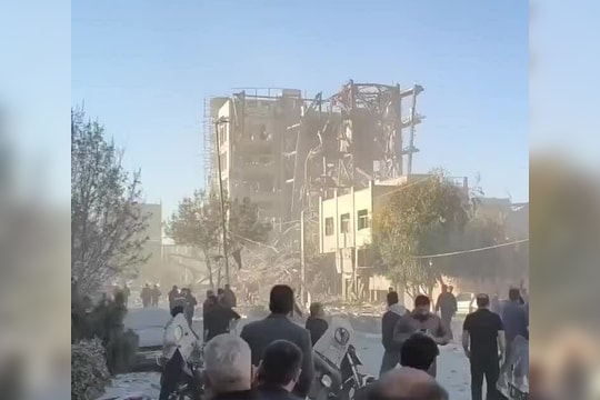 Mỹ, Israel tấn công trụ sở hội đồng bầu chọn lãnh tụ Iran