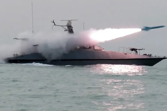 Iran đe dọa 'đốt cháy' mọi tàu qua eo biển Hormuz