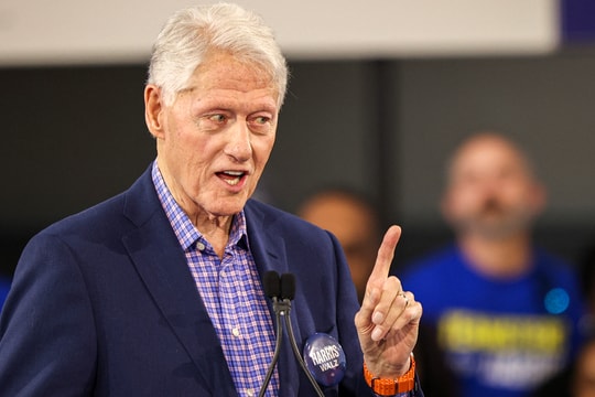 Ông Clinton nói 'không quan hệ' với những cô gái được Epstein giới thiệu