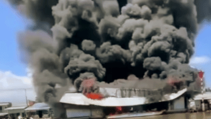 Cửa hàng trong khu dân cư cháy ngùn ngụt