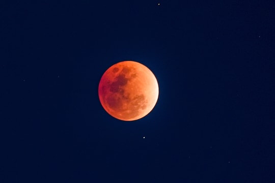 Mặt Trăng đỏ rực trong nguyệt thực toàn phần