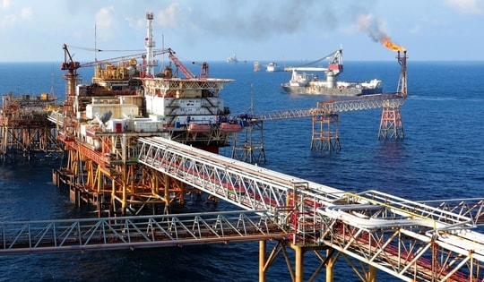 Cổ phiếu dầu khí “nóng” cùng giá dầu thế giới: Dư địa tăng còn bao nhiêu?