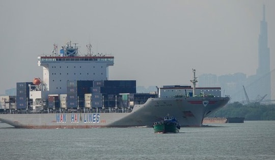 Xung đột Trung Đông: “Nghẽn cổ chai” tại Hormuz, hãng tàu áp thêm phụ phí chiến tranh