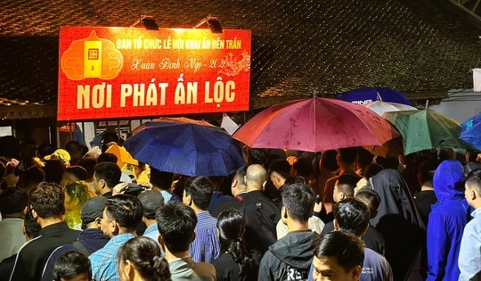 Hàng ngàn người "đội mưa" xuyên đêm chờ xin ấn đền Trần