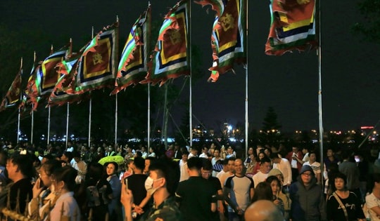 Hàng nghìn người xếp hàng chờ khai ấn Đền Trần Nam Định 2026 trong đêm