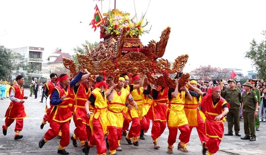 Mãn nhãn màn 'kiệu bay' tại lễ hội truyền thống Từ Lương Xâm 2026