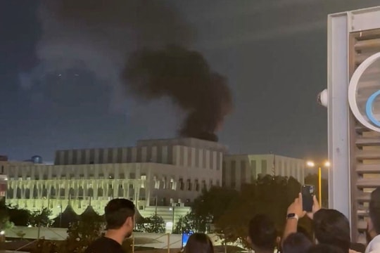 Mỹ hộ tống tàu qua vùng Vịnh, trụ sở CIA bị tấn công