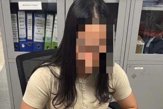 Bốn hành khách nhập cảnh về Việt Nam cất giấu 12,3 kg kim loại nghi là vàng miếng