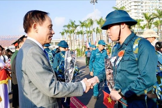 Nhiều cử nhân, đảng viên trẻ tình nguyện nhập ngũ