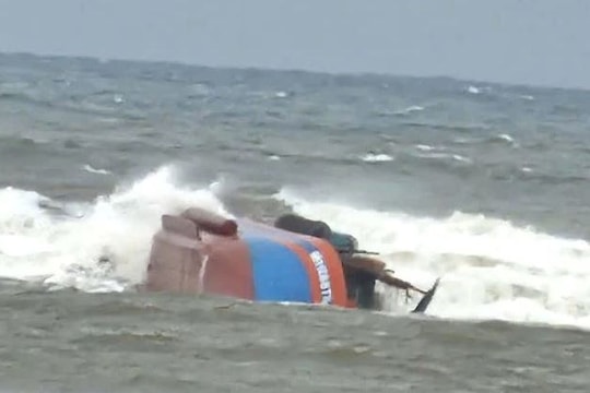 Vụ lật tàu cá tại cửa biển Nhật Lệ: Một thuyền viên tử vong do kiệt sức