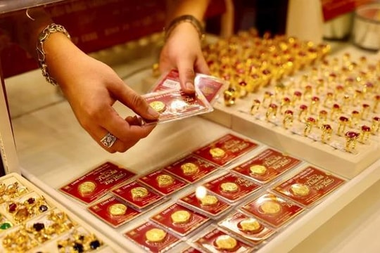 Giá vàng bật tăng hơn 1% sau cú lao dốc, cảnh báo rủi ro mua đuổi