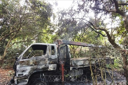 Vướng dây điện, xe cẩu cháy khiến lái xe tử vong