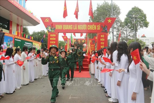 Quan tâm, chăm lo đời sống vật chất, tinh thần cho gia đình có con em nhập ngũ