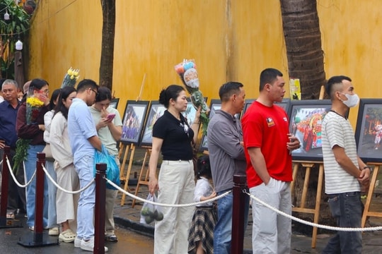 Người dân xếp hàng hơn nửa cây số để “vuốt” ngựa Xích Thố cầu may