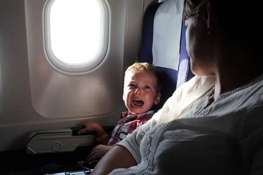 Tranh cãi cách phản ứng với trẻ em hiếu động trên máy bay