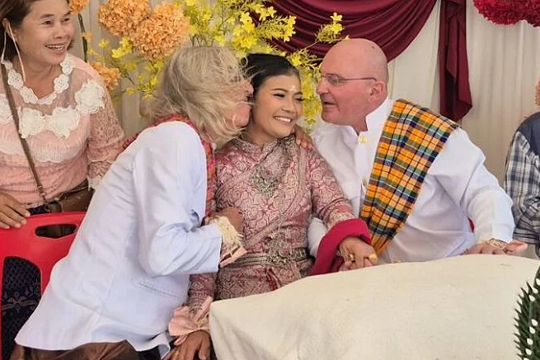 Cô dâu gây sốc khi cưới luôn bạn thân của chồng