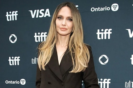 Đời sống tình cảm của Angelina Jolie sau ly hôn