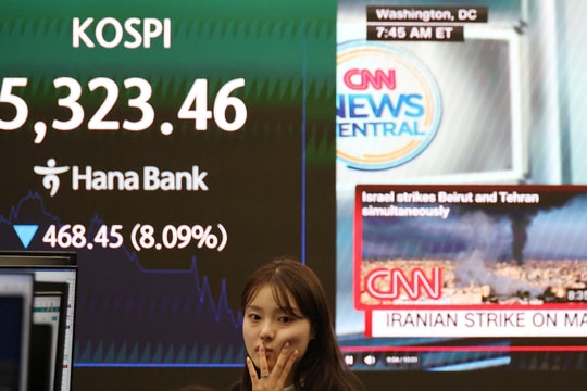 Chứng khoán Hàn Quốc 'ngắt cầu dao' khi giảm hơn 12%