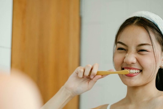 Nên đánh răng trước hay sau khi ăn sáng?