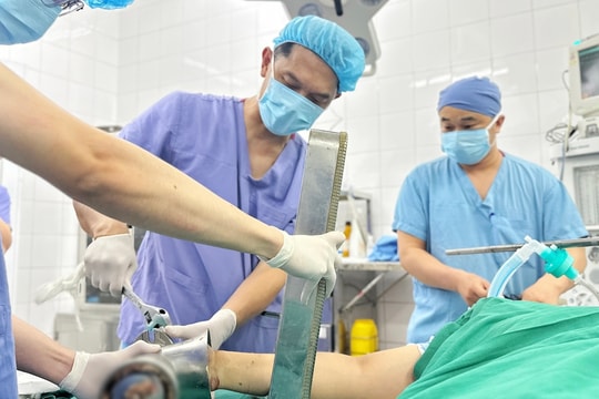 Người phụ nữ vào cấp cứu với bàn tay kẹt sâu trong máy xay thịt