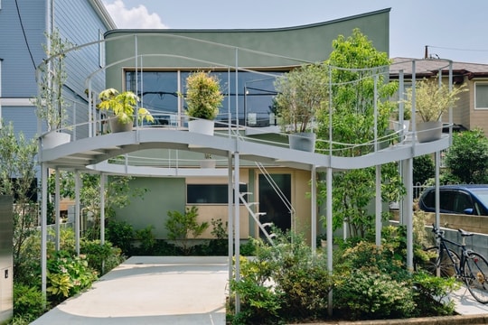 Kiến trúc sư tự thiết kế nhà với ban công thép uốn lượn