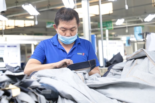 Nhà máy 'chạy đua' hút công nhân