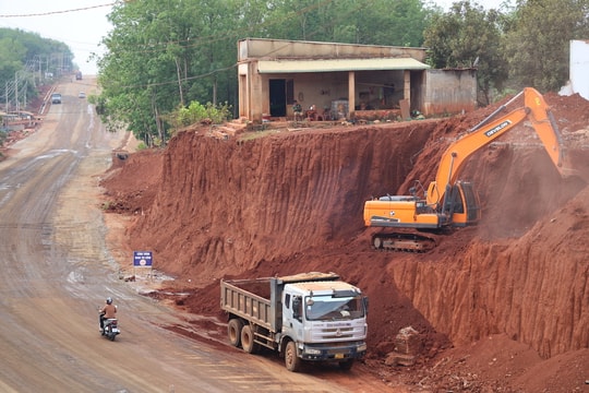 Đề xuất dừng thi công đoạn đường khiến 8 nhà dân chênh vênh