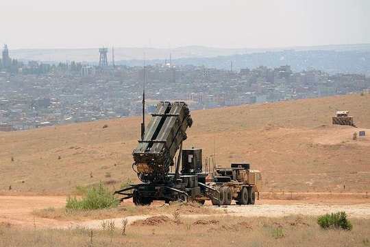 NATO lần đầu bắn hạ tên lửa Iran