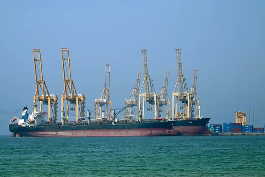 Tàu container bị đánh trúng khi băng qua Eo biển Hormuz